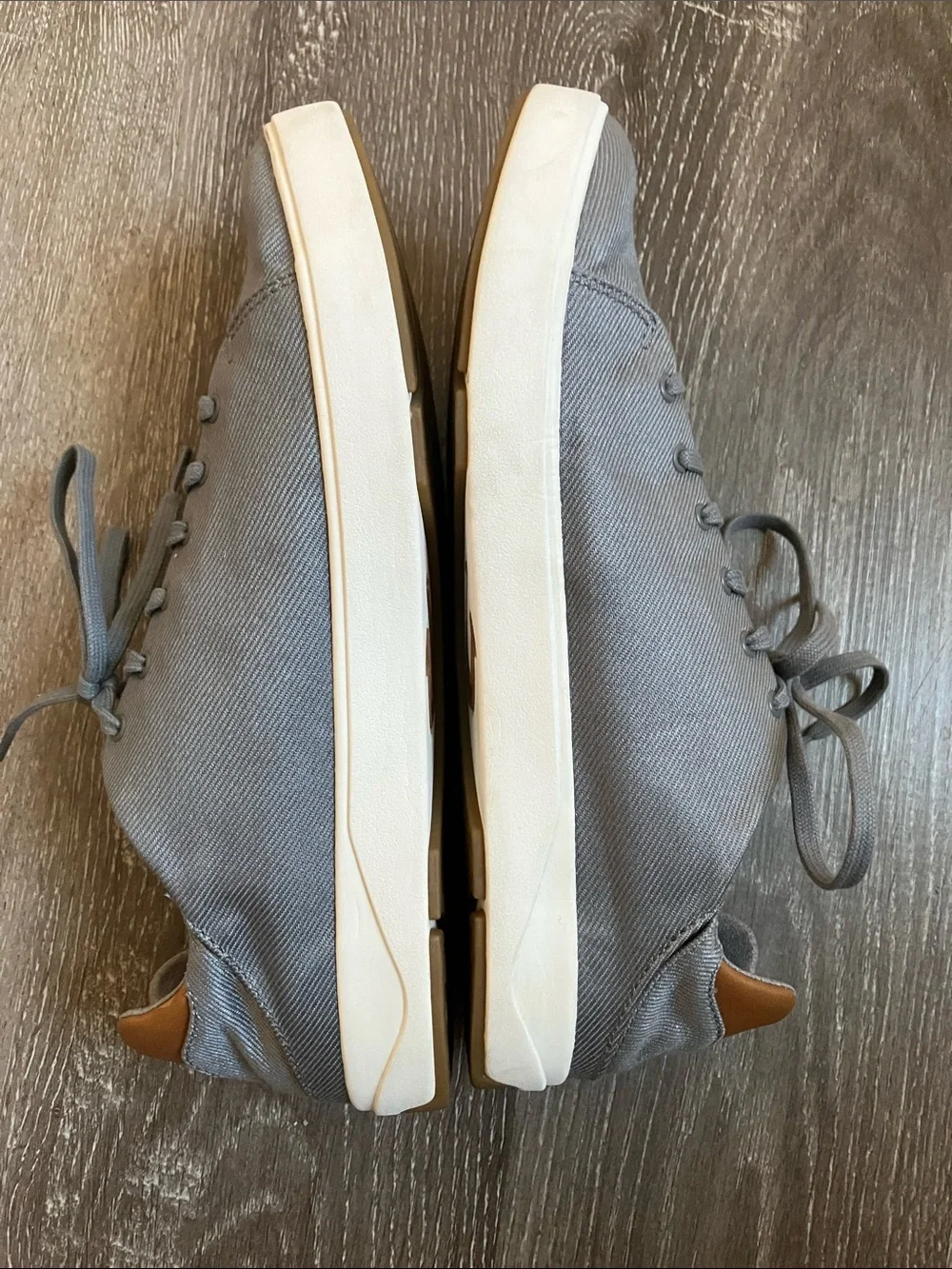 OluKai Lae'ahi Li    Gray Lace-Up Sneakers with Tan Accent